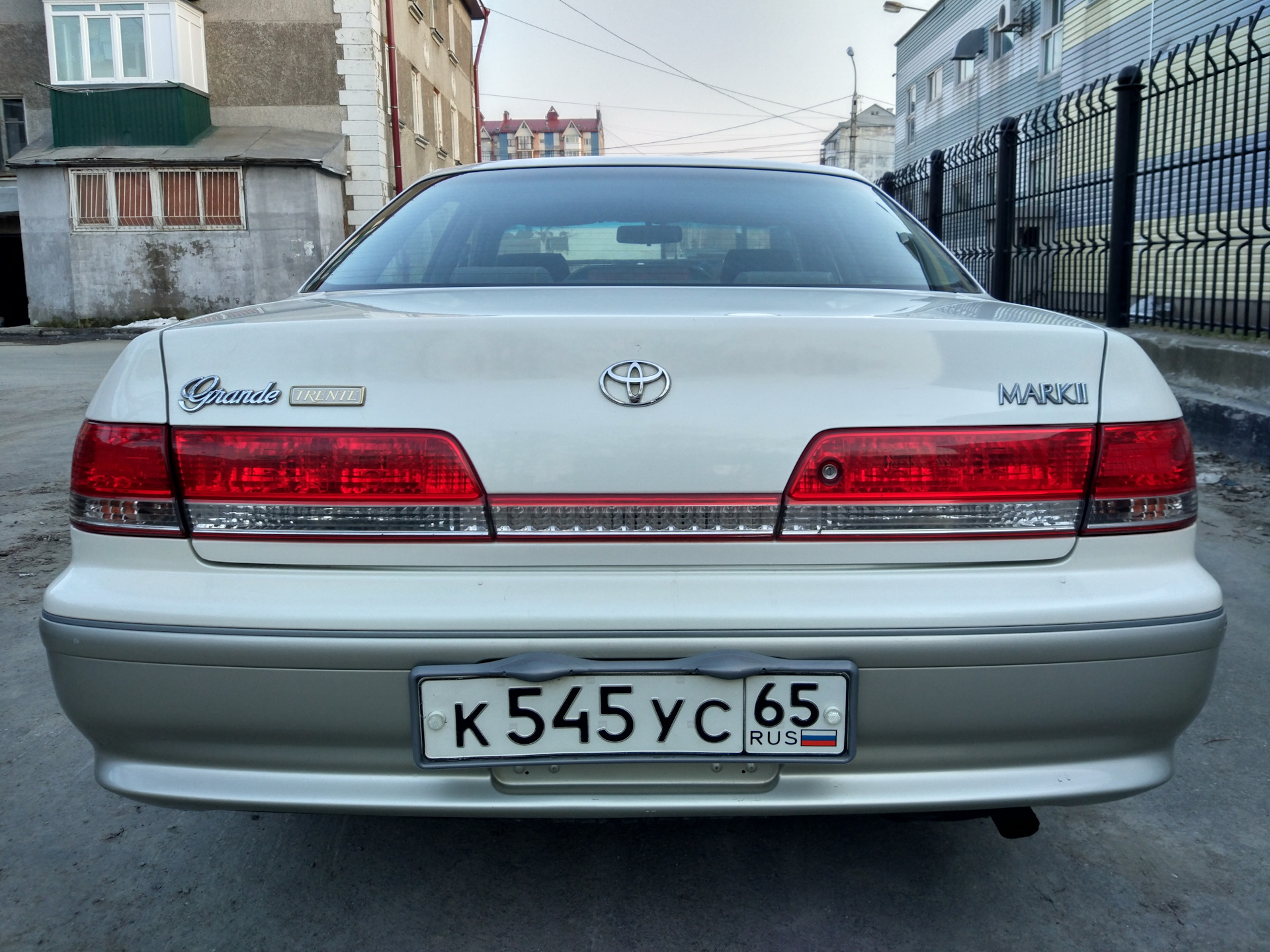 Гранд 2.5. Тойота Марк 2 Юбилейный 100 кузов. Тойота Марк 2 100 Юбилейный. Toyota Mark 2 2.0 grande 2000. Юбилейный Марк 2 100 кузов.