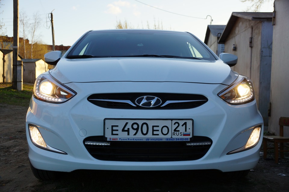 Ходовые огни солярис. Hyundai Solaris 2013 ходовые огни. ДХО Hyundai Solaris 2013. Hyundai Solaris 2013 огни. Габаритные огни Hyundai Solaris 2012.