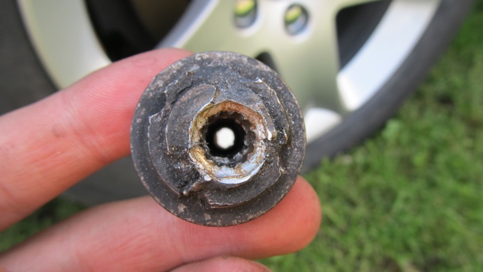 №6 # Сломалась секретка (секретный болт) на колесе — Peugeot 407, 1,6 л ...