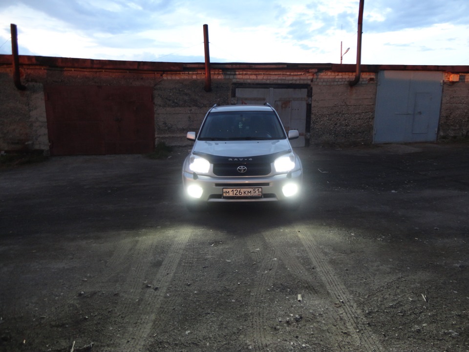 RaVчик в ксеноне)) — Toyota RAV4 (II), 2 л, 2005 года | другое | DRIVE2