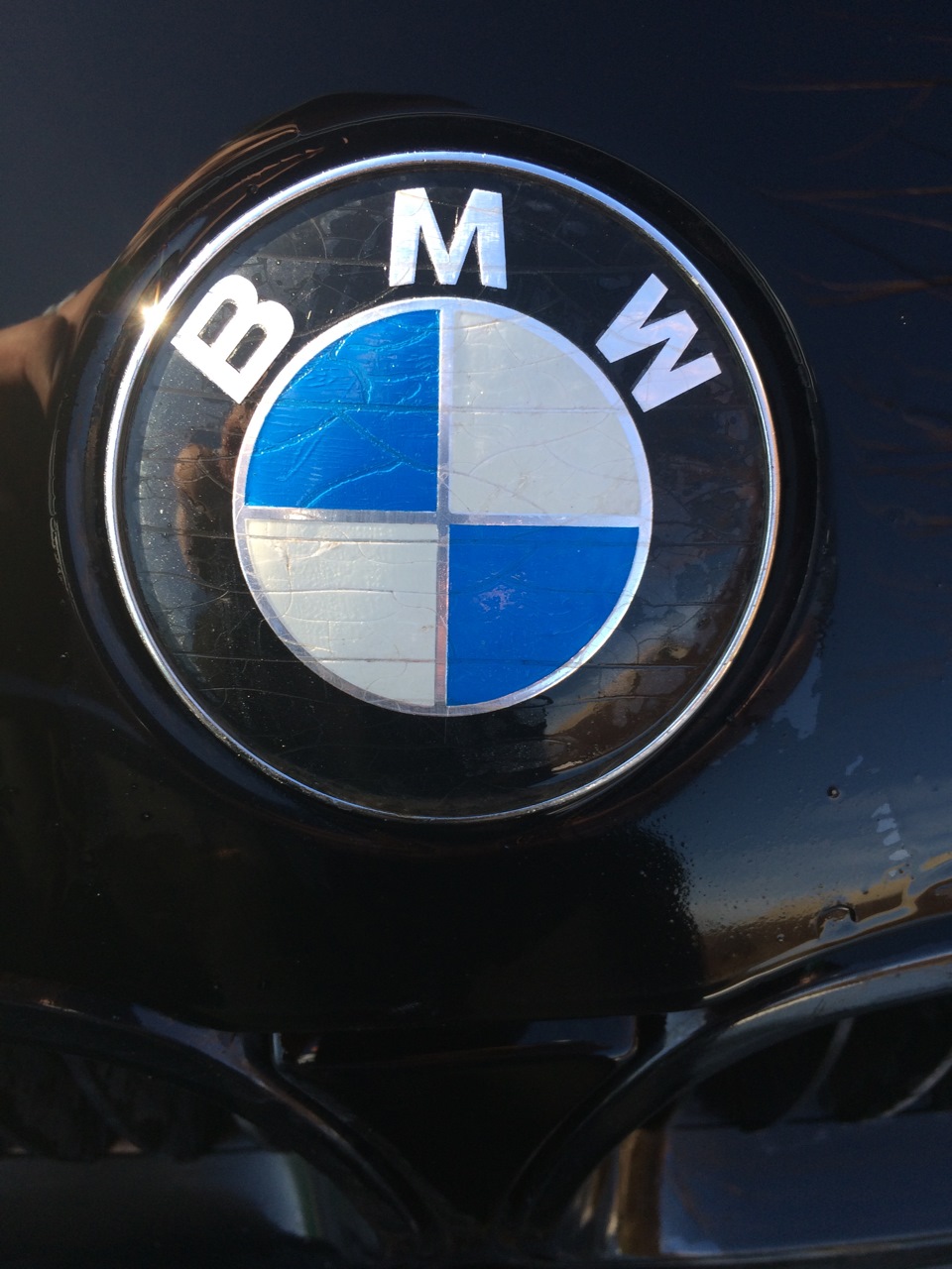 Капот бмв е60. Старый значок БМВ. Старый логотип БМВ. Замена эмблемы капота BMW e60. Фискер машина эмблема Старая.