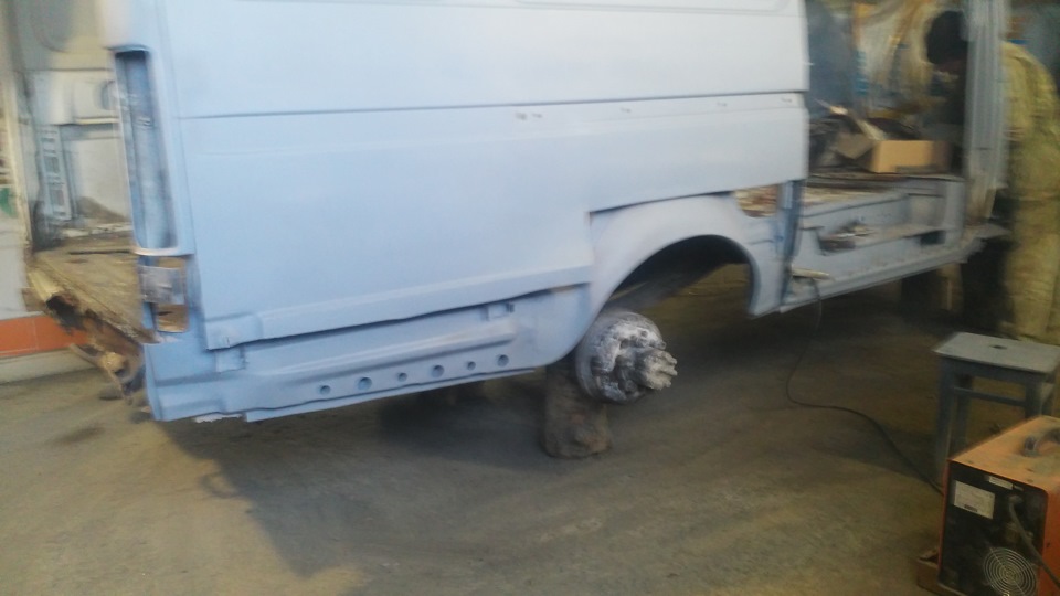 Газель низ. Накладки на двери газель 3302 пластиковые. Накладки на двери автомобиля газель 3302. Газ 2705 вид снизу. Переварка низа дверей газель.