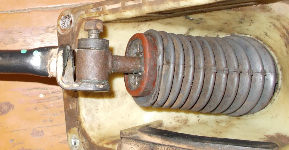 кулиса собрана и готова к установке на машину. Отпиленный кусочек заменила пластиковая втулка. — Renault Kangoo (1G)