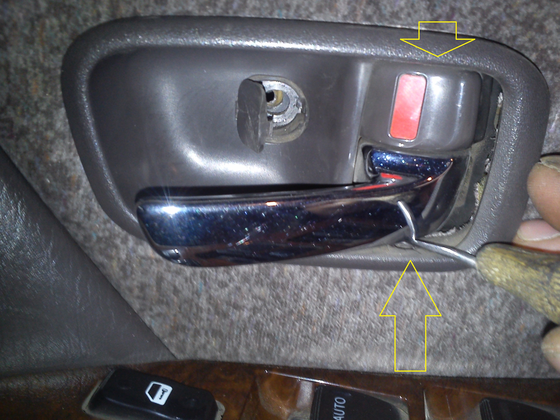 Замена ручки левой двери. Ручки открывания дверей Хонда Аккорд 5. Королла 2008 ручка двери изнутри. Corolla 1998 кнопка стеклоподъемника.