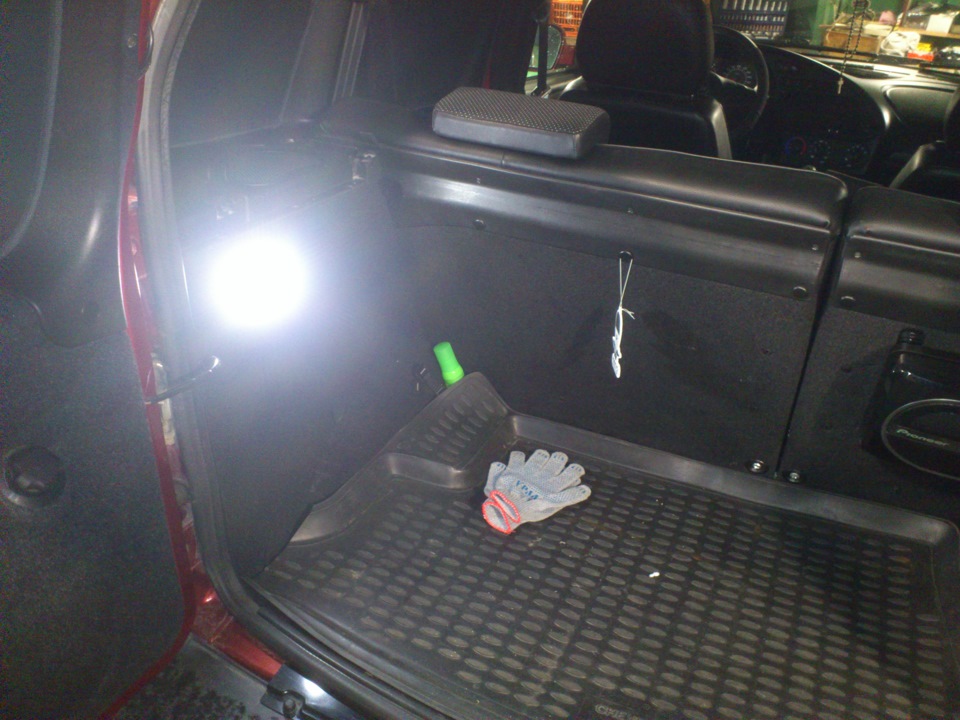Подсветка багажника нива. Нива Шевроле 2006г фонарь багажника. Штатное освещение багажника Нива Шевроле. Прикуриватель Шеви Нива багажник. Подсветка багажника Нива Шевроле.