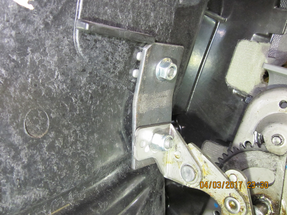 Переднее левое (по ходу движения) удлинённое крепление подушки к каркасу. — Daewoo Gentra