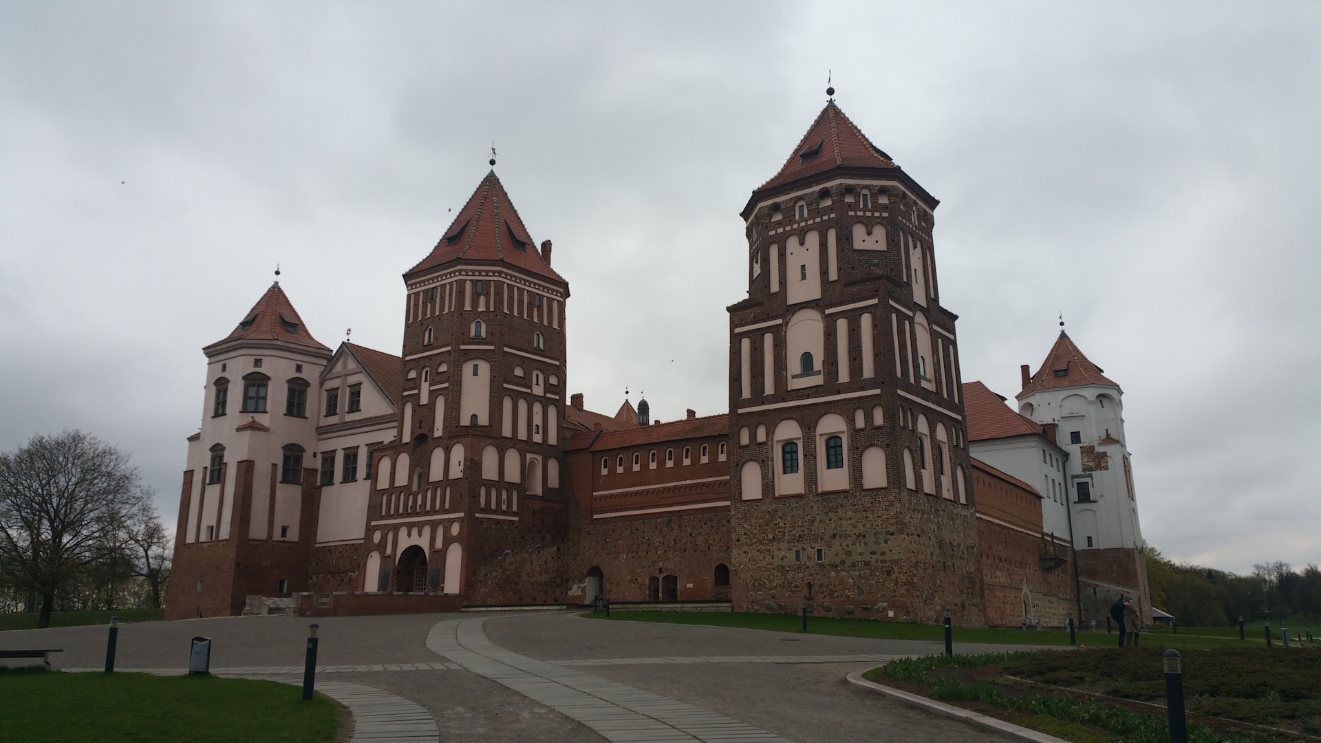 Мирский замок в Белоруссии осенью