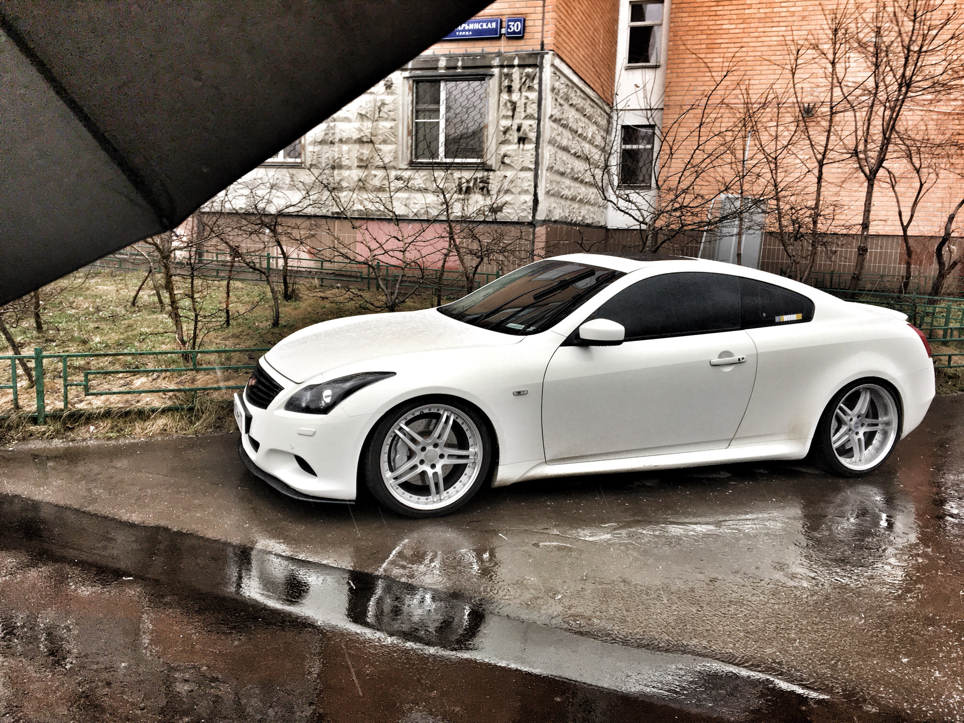 Найди белую машину. Infiniti g37 Coupe White. Инфинити g37s белый. Диски Инфинити нисмо g37. Инфинити g37 купе за белый.