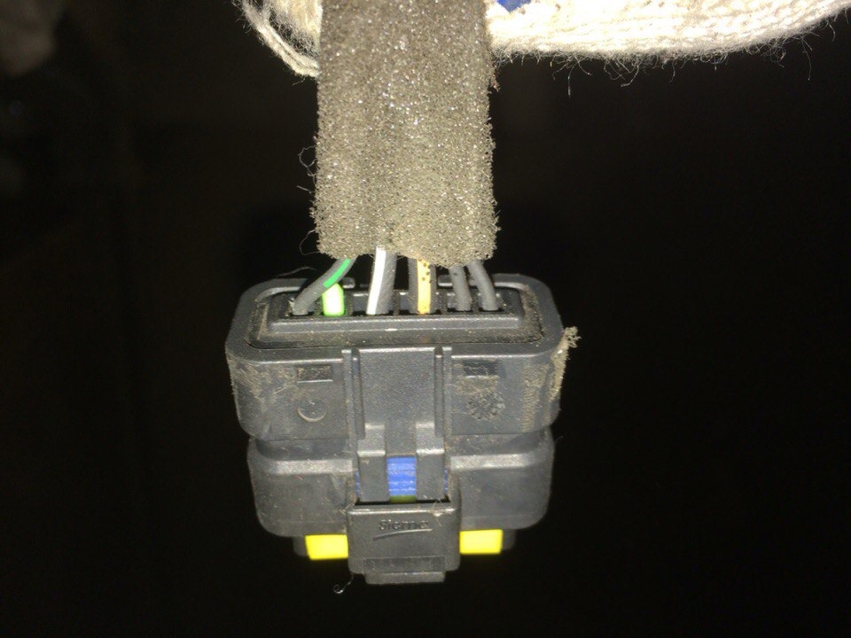 Зато провода идут как надо: два толстых и два тонких — Renault Megane II