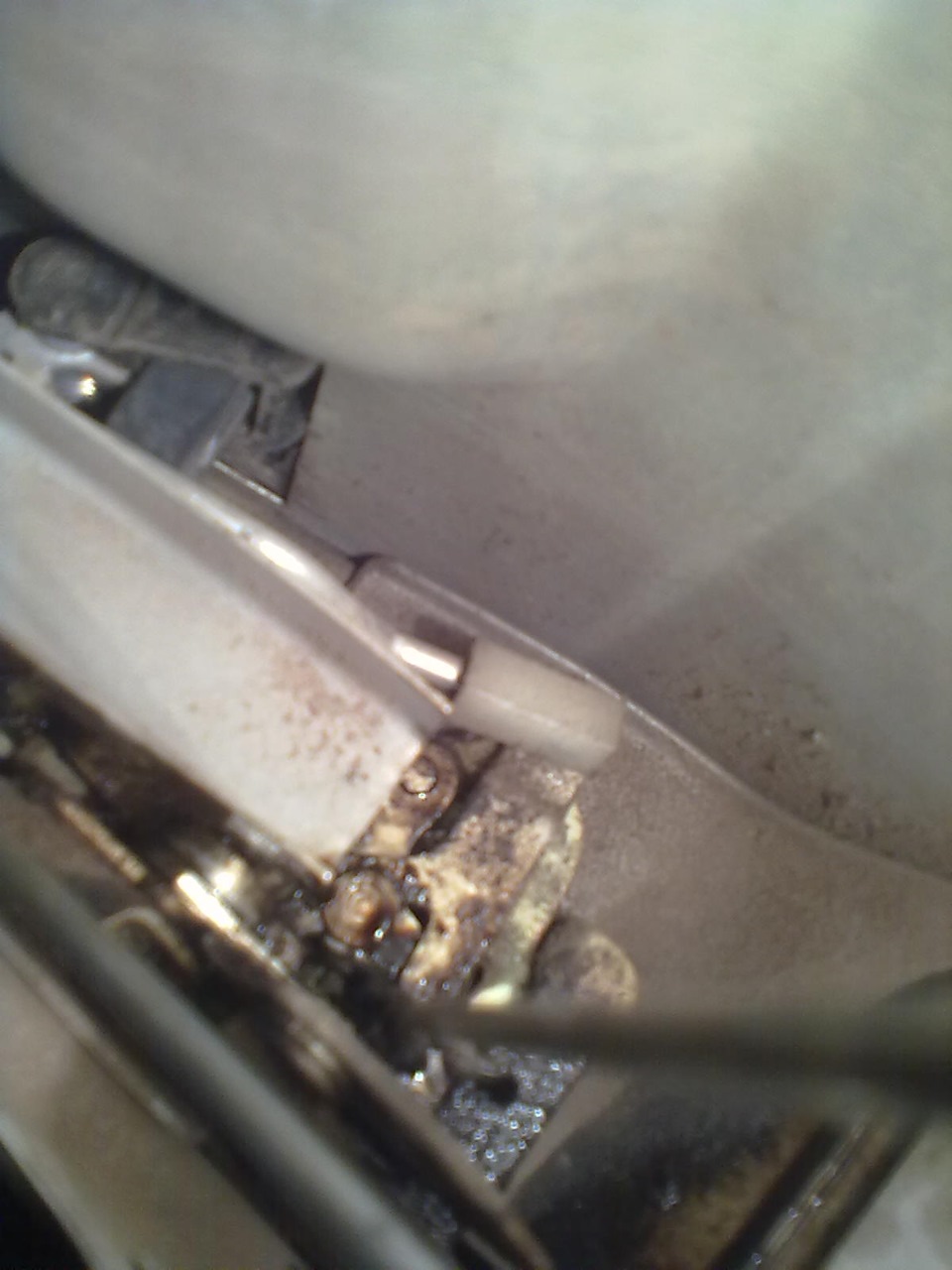 Т.О задних дверей или лезем в дверь так как не закрывают активаторы ...