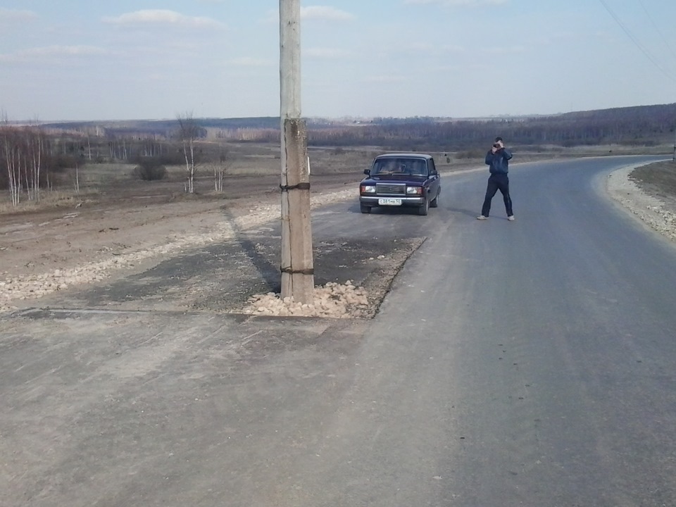 Дорога на столбах. Столб посреди дороги. Столб на дороге. Столб посередине дороги. Опора посередине дороги.