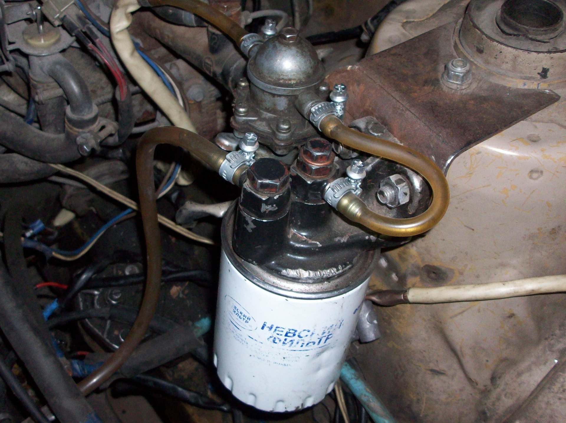 installing fuel filter and pumping - Toyota Cressida 1979