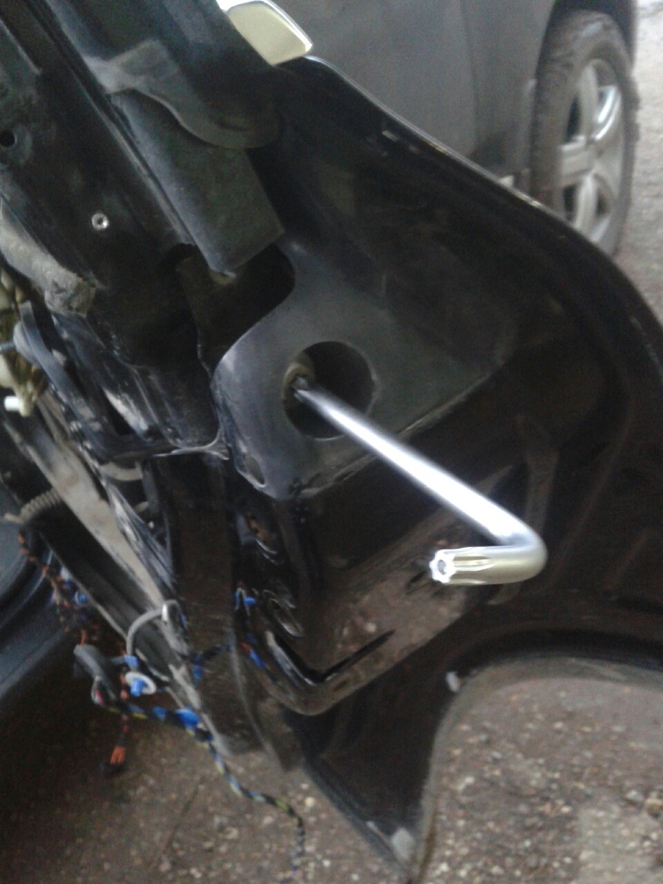 Болт крепления ручки. — Volkswagen Touareg (1G)