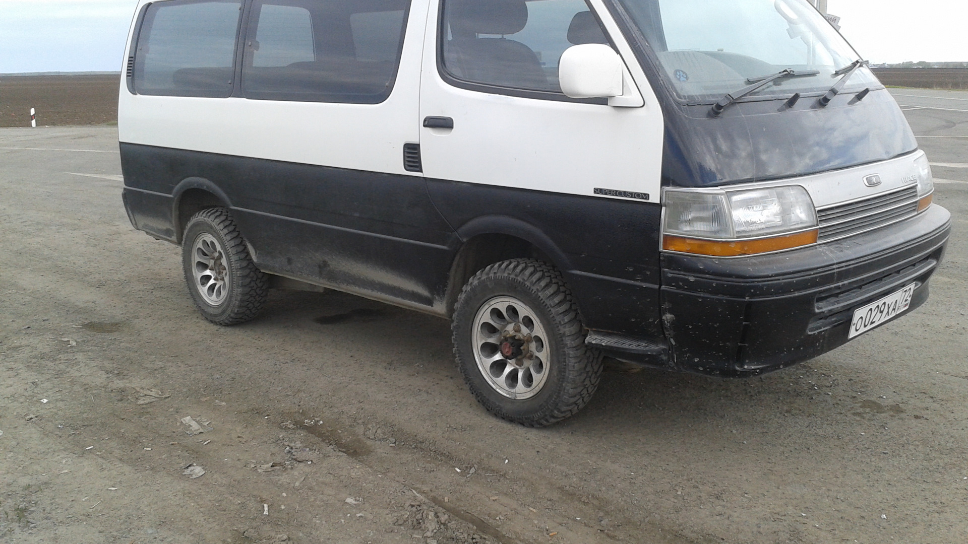 Hiace диски. Toyota Hiace h100 диски. Тойота Хайс 1993 левый руль. Хайс h100 колеса. Хайс на колесах от Прадо.