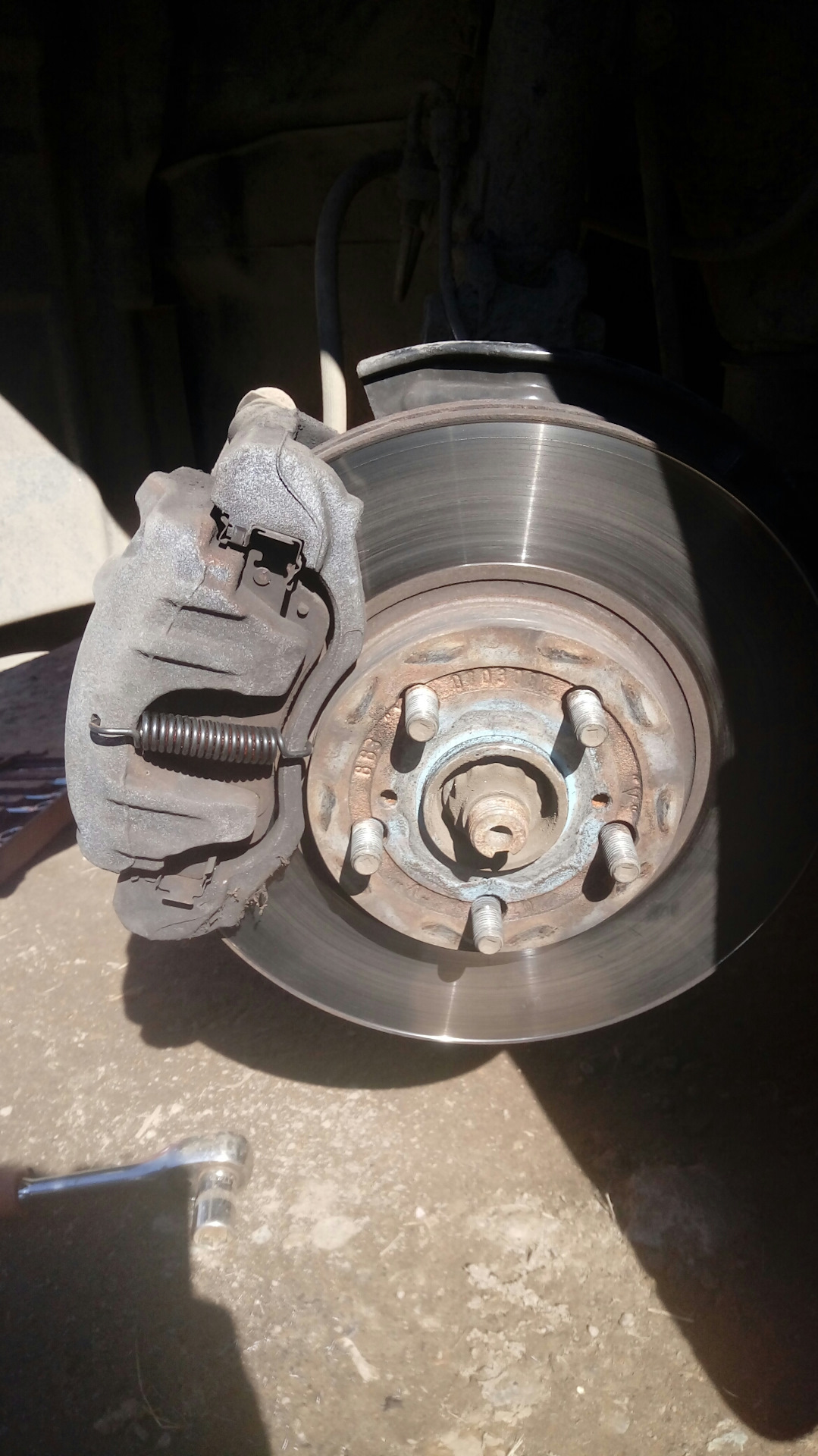 Гремят суппорта фольксваген т5. Пружина суппорта королла 2003. Стук суппортов тойота. 8. Стук суппортов тойота.