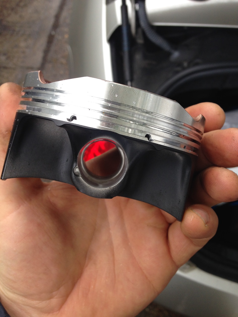 Облегчить поршневую. Поршень BMW 295. Поршня BMW v8. Piston BMW 2002. Облегчение поршня.