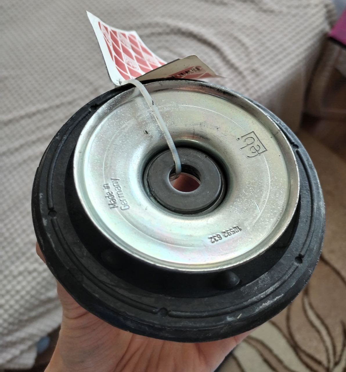 Опоры передних стоек амортизатора — Volkswagen Passat B3, 1,8 л, 1990 ...