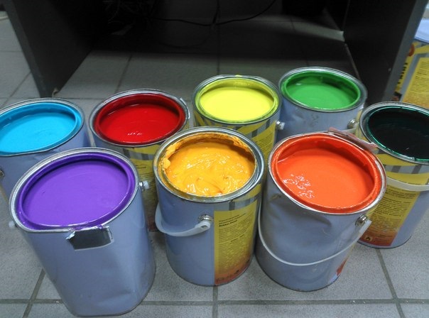 Paint drive. Жидкие краски в больших баночках. Жидкий винил ведро. Расслоение краски жидкой. Жидкая краска из банки.