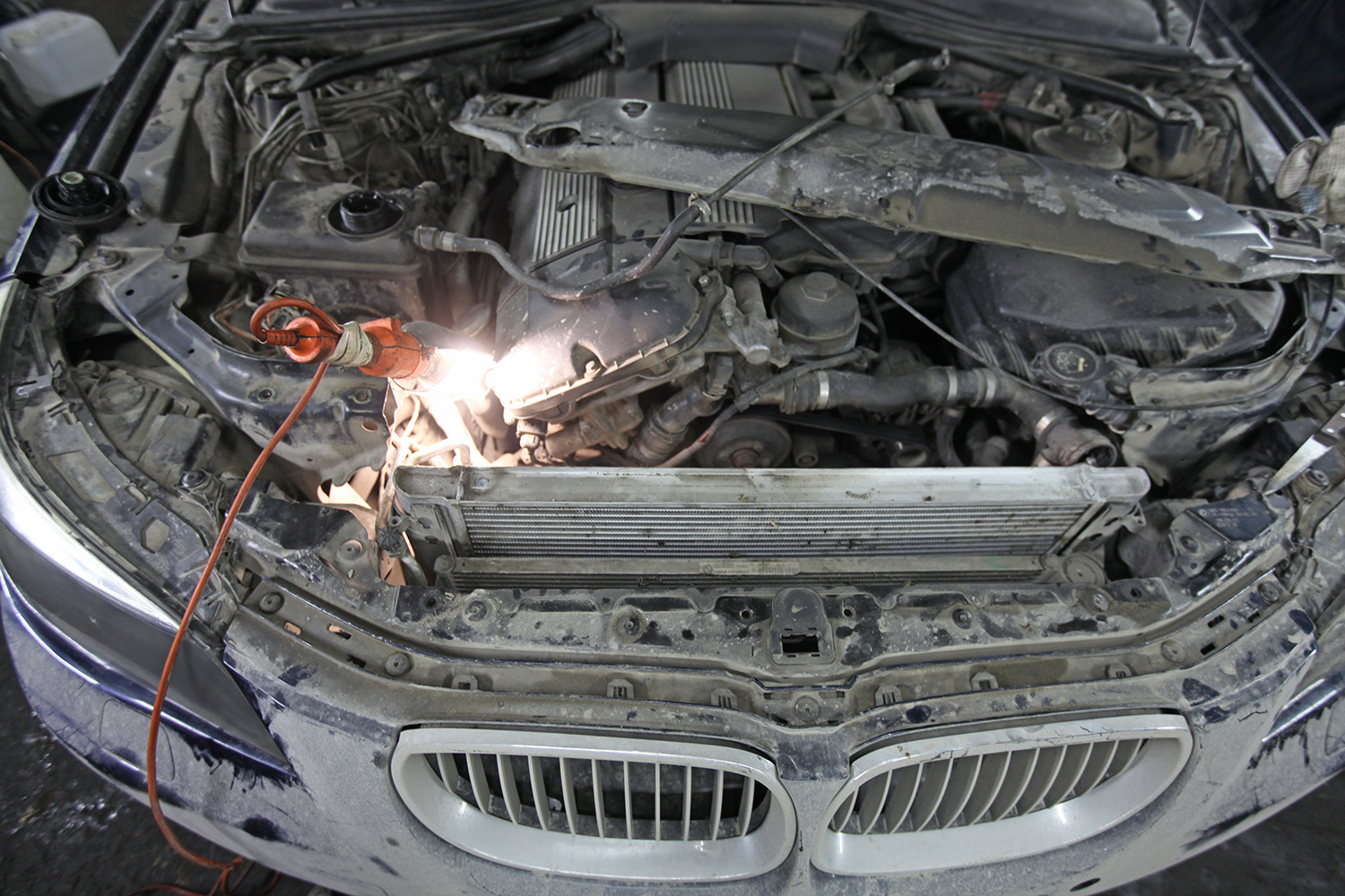 Ремонт радиаторов бмв. Замена антифриза радиатора bmw e60. замена радиатора кондиционера bmw e60. бмв протекла.