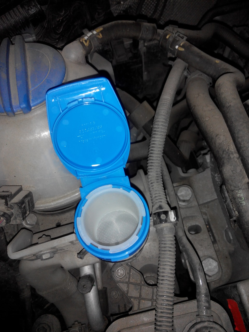 "Волшебная" Крышка на бачок омывателя — Volkswagen Jetta VI, 1,4 л ...