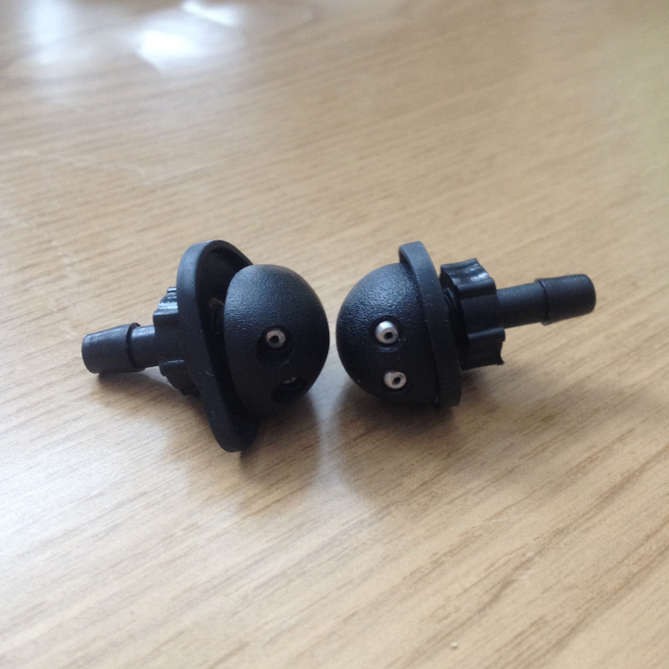 25. Форсунки стеклоомывателя Шеви-Нива — Lada 21104, 1,6 л, 2006 года ...