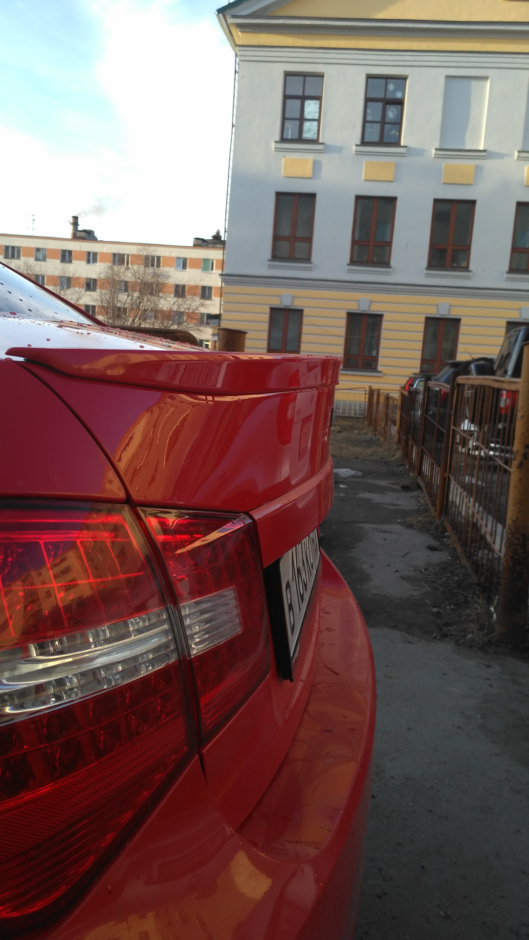 Обновленный зад: лип-спойлер, эмблема GM и бампер в черный текстур ...