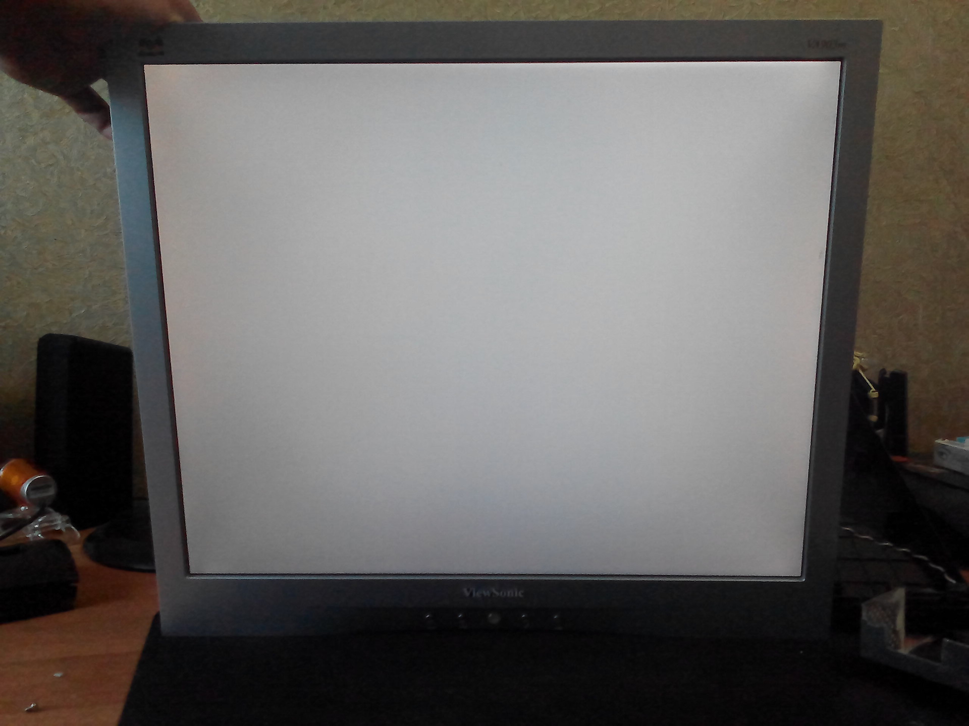 Что делать если экран стал белым. Монитор BENQ серый экран белый. Tl15h102b белый экран. Белый экран на мониторе. Светлый экран монитора.