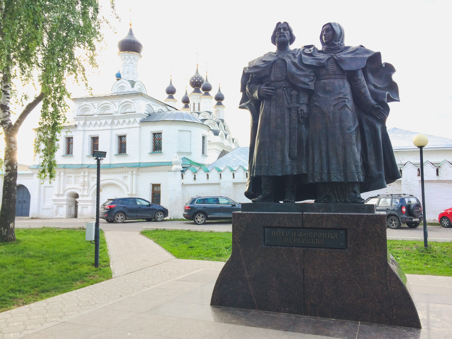 Муром адрес. Пётр и Феврония Муромские памятник в Муроме. Муром памятник Петру и Февронии. Петр и Февронья памятник в Муроме. Петре и Февронии Муромских памятник Муром.