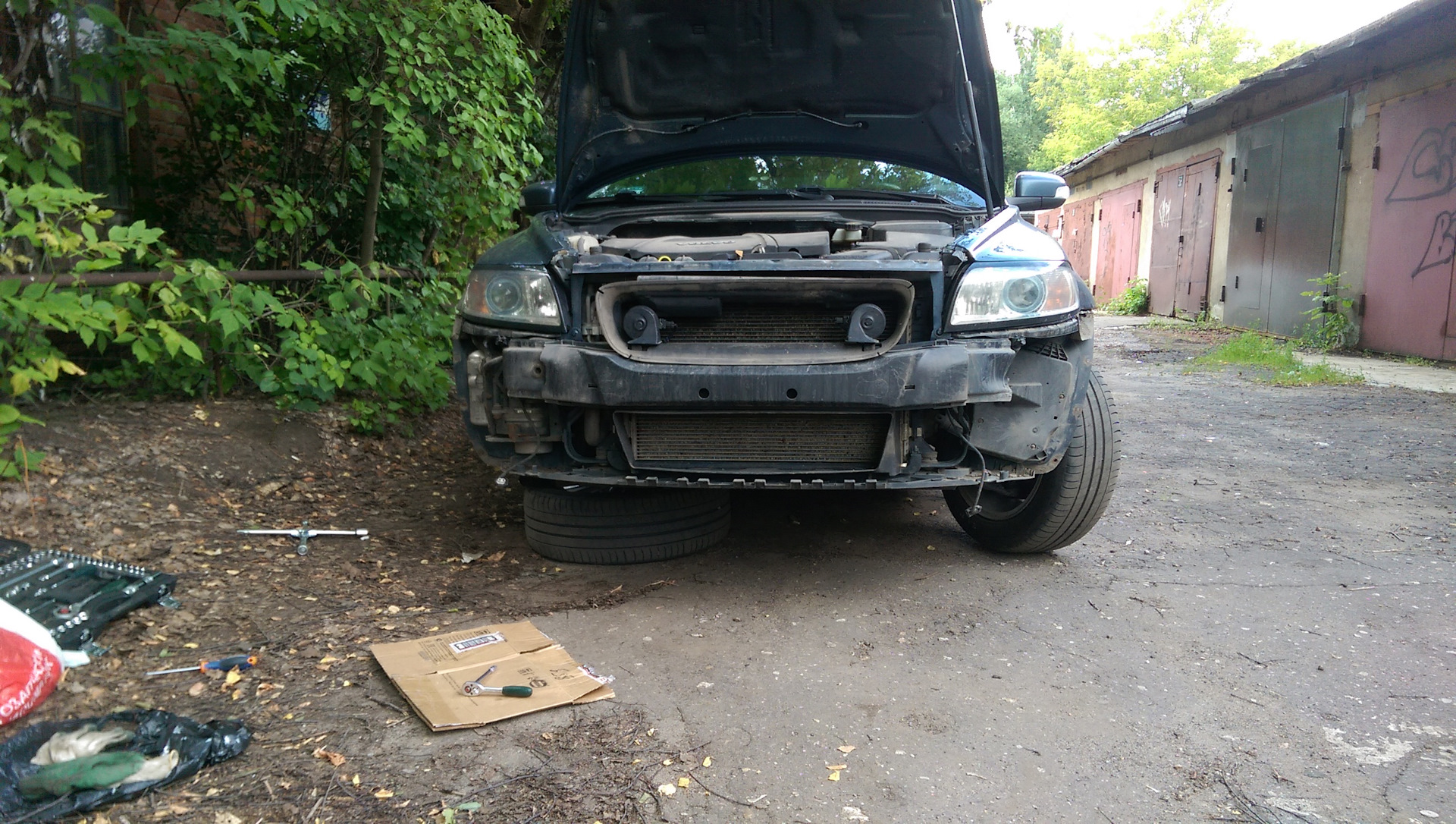 Установка сетки в решетку радиатора и бампер. — Volvo S40 (2G), 1,8 л ...