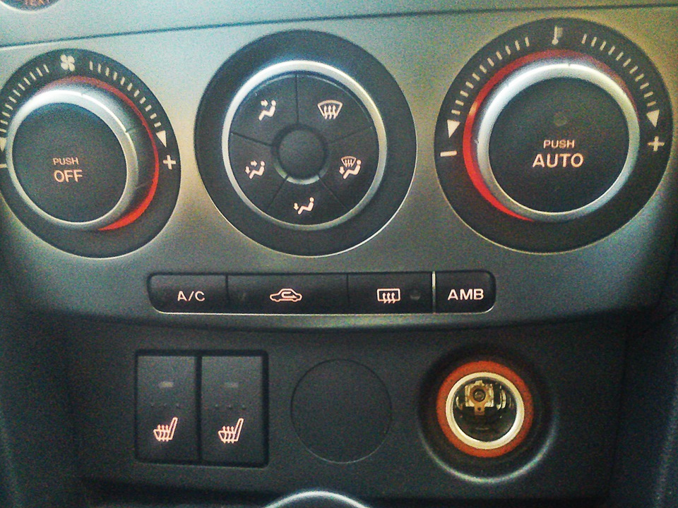 Подогрев мазда 3. Кнопка обогрева заднего стекла Мазда 3 БК. Кнопка вентиляции салона Мазда 3. Мазда 3 2005 год кнопка обогрева заднего стекла. Mazda 3 2007 лампочки подогрева сидений.