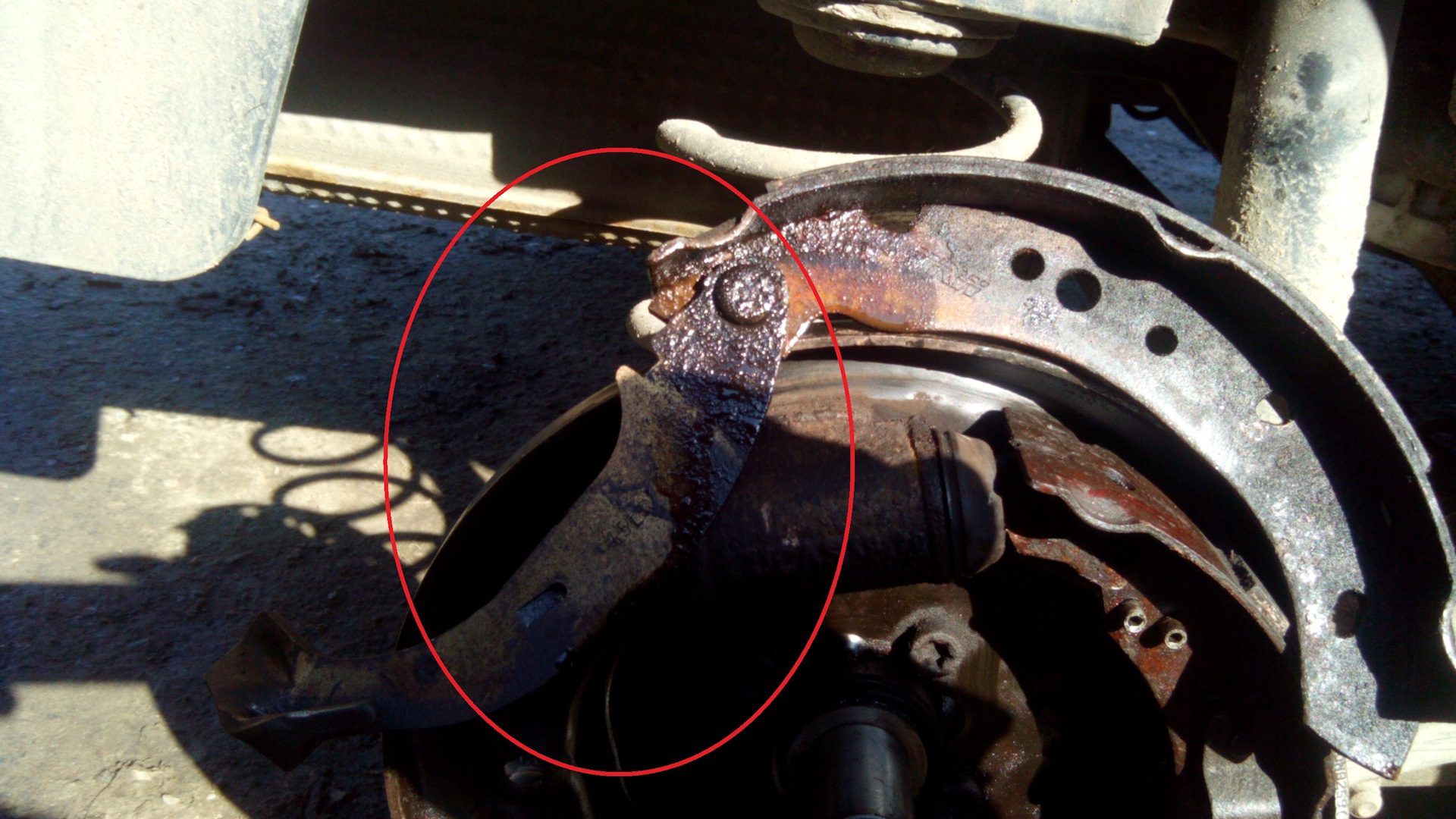 шипит при нажатии на тормоз. ваз 2114 шипит педаль тормоза. шипение при нажимание педали тормоза. шипит под педалью тормоза. ваз 2110 16 клапанов вакуумник тормозов.