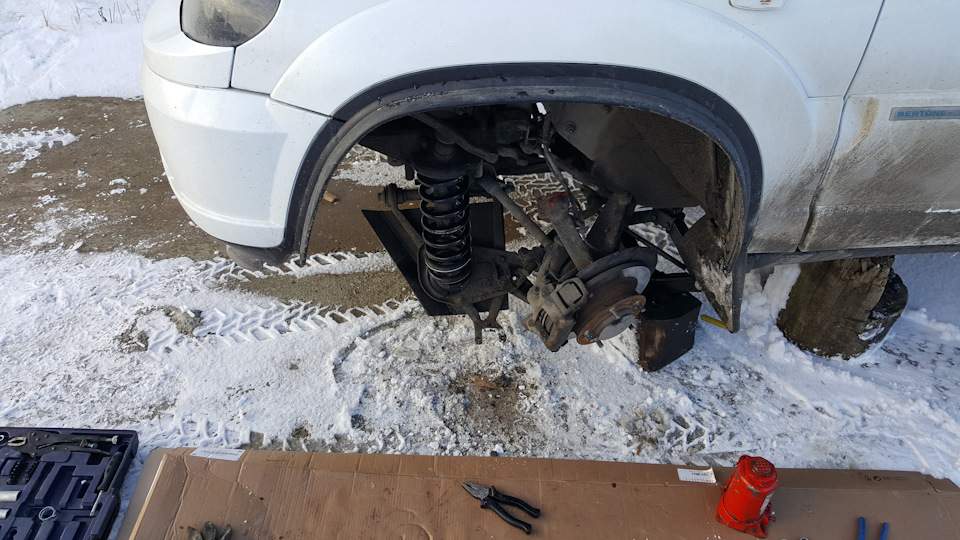 Амортизаторы bilstein на ниву шевроле. 8fc2aa5s 960. Амортизаторы bilstein на ниву шевроле фото. Амортизаторы bilstein на ниву шевроле-8fc2aa5s 960. картинка Амортизаторы bilstein на ниву шевроле. картинка 8fc2aa5s 960. Решил заморочиться в эти выходные и поставить пружины с Мерседеса МЛ500 на свою Шевроле Ниву) По времени вышло не так уж долго, делал все вместе с другом, справились, потратив где-то по 1.5 часа на каждую сторону. Самое суровое было лежать и стоять на коленях на бетонной плите зимой…( Сняли колесо с левой стороны
