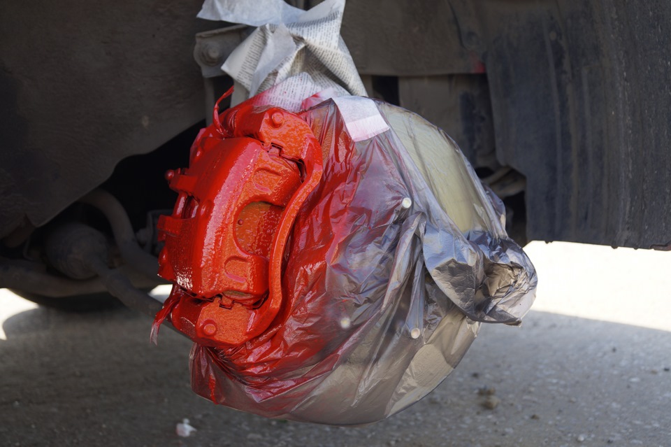 Покраска суппортов drive2. Покрасить тормозные суппорта. Как покрасить суппорта не снимая. Покраска суппортов черным грунтом. Крашенные суппорта.