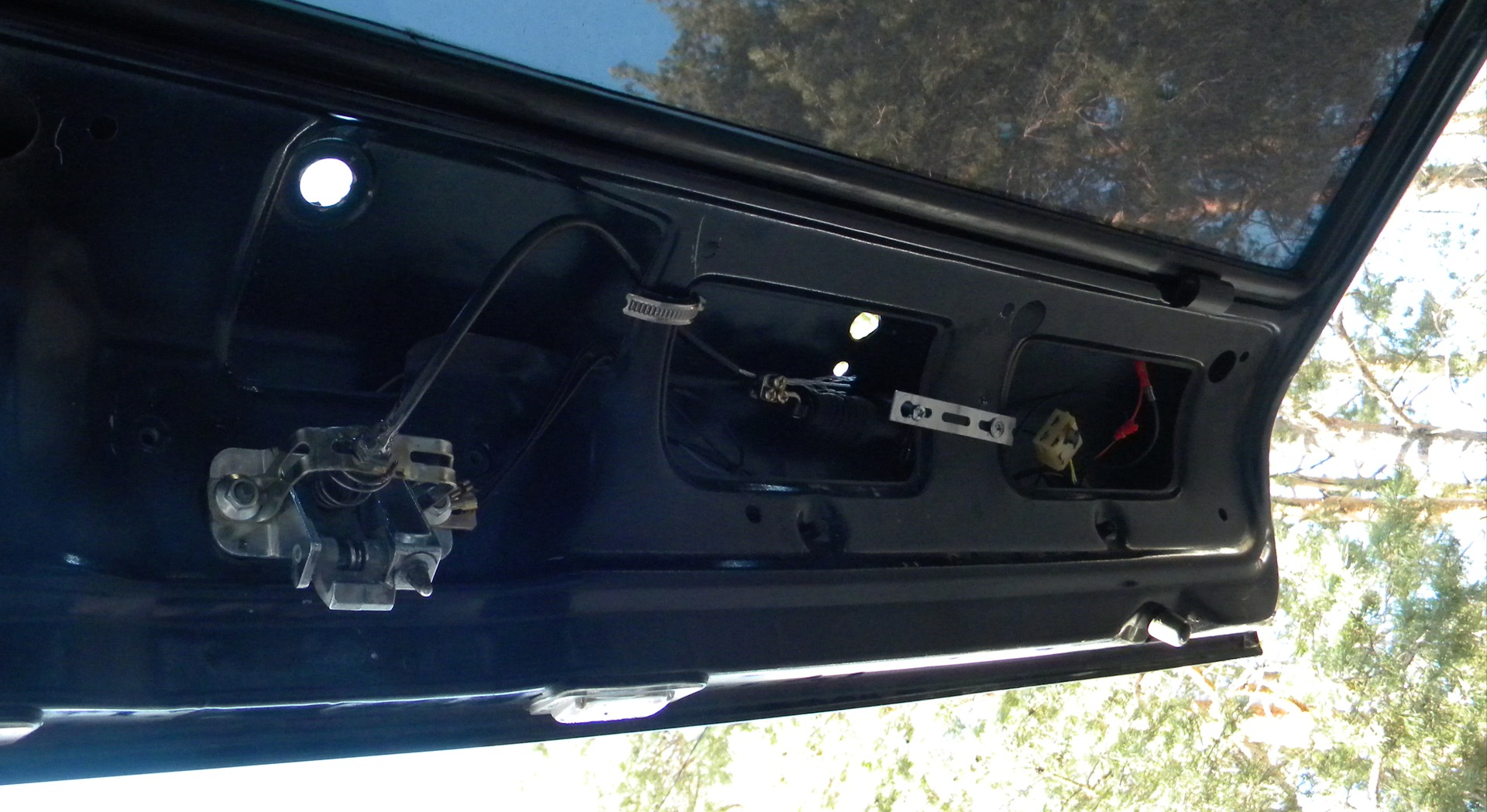 Замок открывания багажника на ниву 2121. Альмера классик электропривод открывания багажника. Пластина троса открывания багажника 2114. Дистанционное отпирание багажника 2110. Дистанционное открывание багажника.