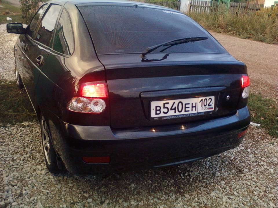 как светят крашенные задние фонари — Lada Приора хэтчбек, 1,6 л, 2008 ...