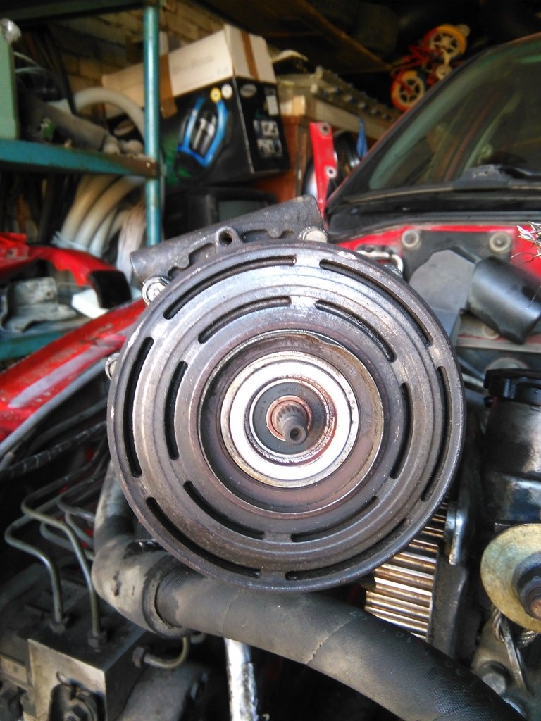 Частично разобранный компрессор. Нужен съёмник чтобы заменить подшипник. гул адский просто — Mitsubishi Carisma