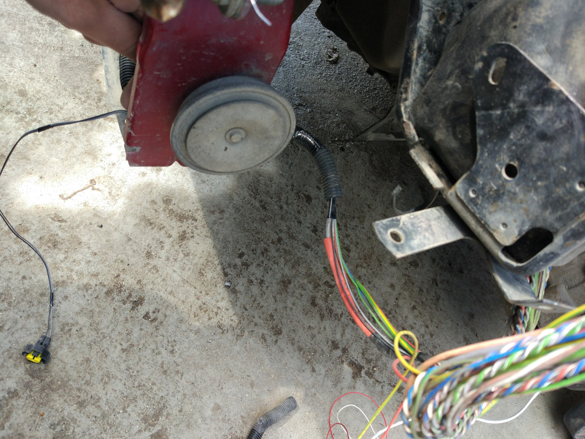 Не горят стоп сигналы на ваз 2114. Не работает сигнал 2114. Реле звукового сигнала ваз 2114. Разъём стоп сигнала ваз 2114. Не работает сигнал 2114.