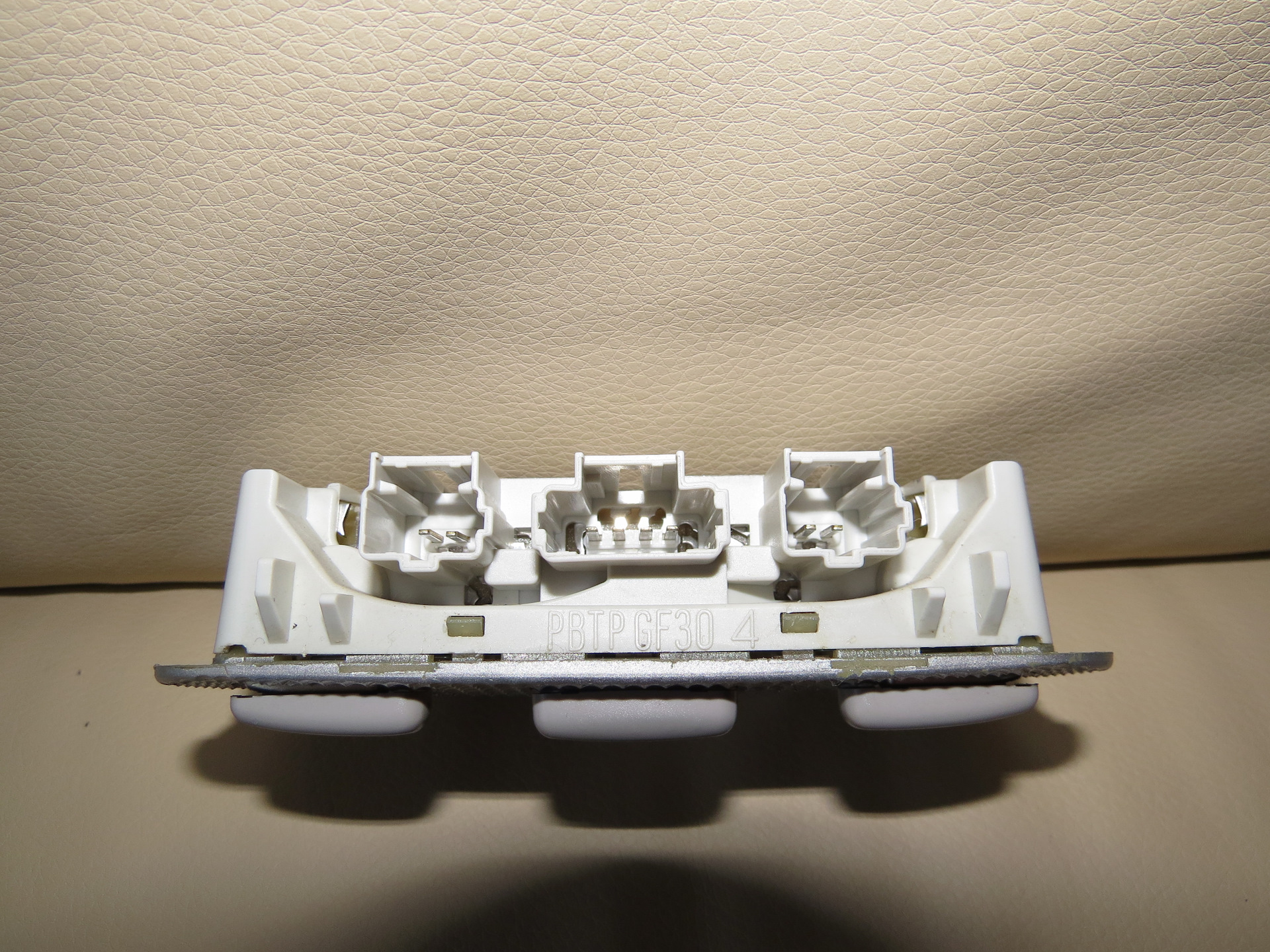 Как разобрать плафон освещения на дорестайле? — Peugeot 307 SW, 1,6 л ...