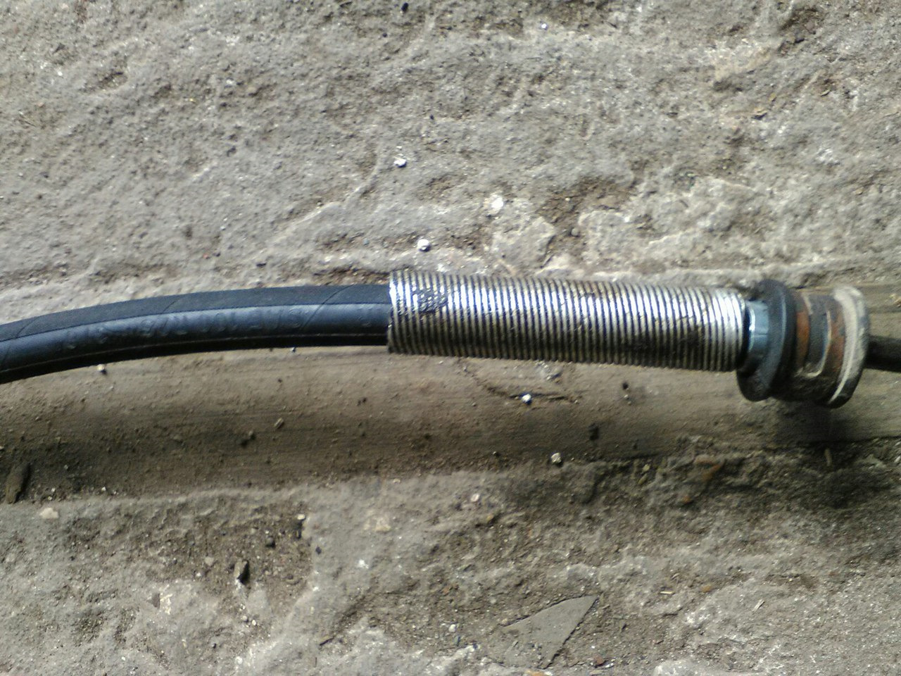 Шланг высокого давления гур бмв 320i. Шланг гура высокого давления на газ 3102. Как снять шланг гур. Течет трубка гур m271. Как снять шланг гур.