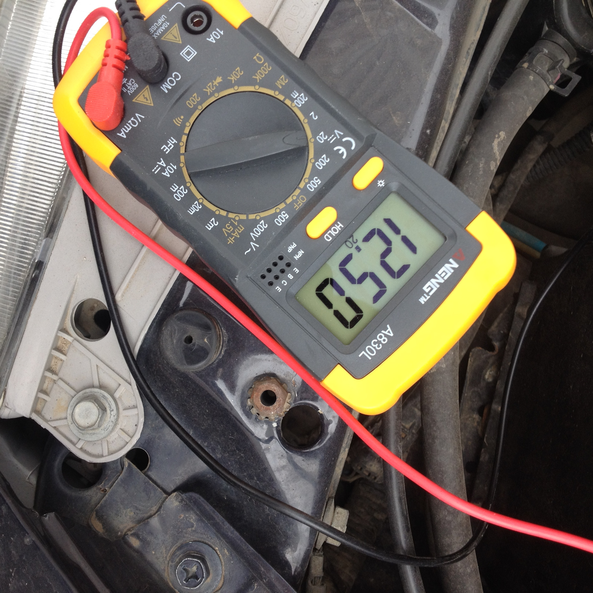 Как проверить зарядку аккумулятора. Измерение напряжения АКБ мультиметром dt831. Проверка 12 вольт мультиметром. Замерить мультиметром напряжение на аккумуляторе автомобиля 12 вольт. Как вольтметром проверить напряжение 12 вольт.