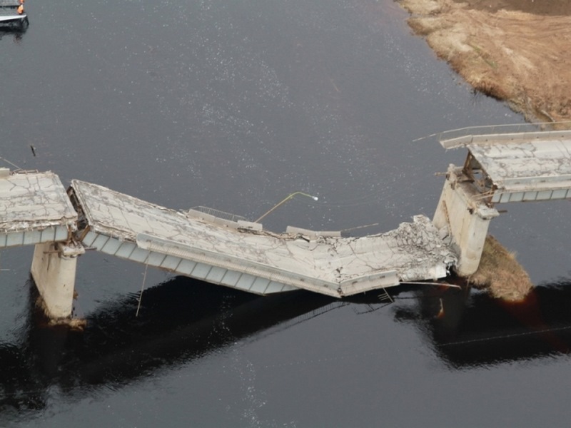 Разбиваю мосты. Крымский мост рухнул. Вельск мост через реку Вага рухнул. Сломанный мост. Железобетонный мост.