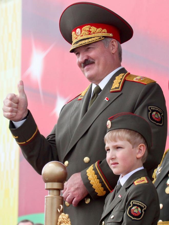 Фото лукашенко в военной форме Белоруссия или Беларусь? - DRIVE2