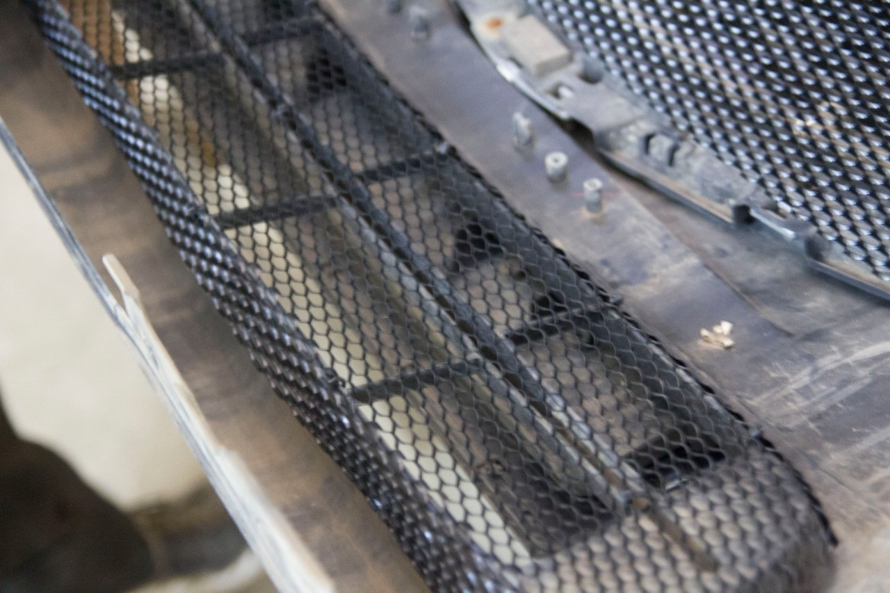 Установка сетки в бампер. Защита радиатора от грязи камаз. Как защитить радиатор от насекомых. Установка сетки в бампер. Сетка в бампер 1000х400.