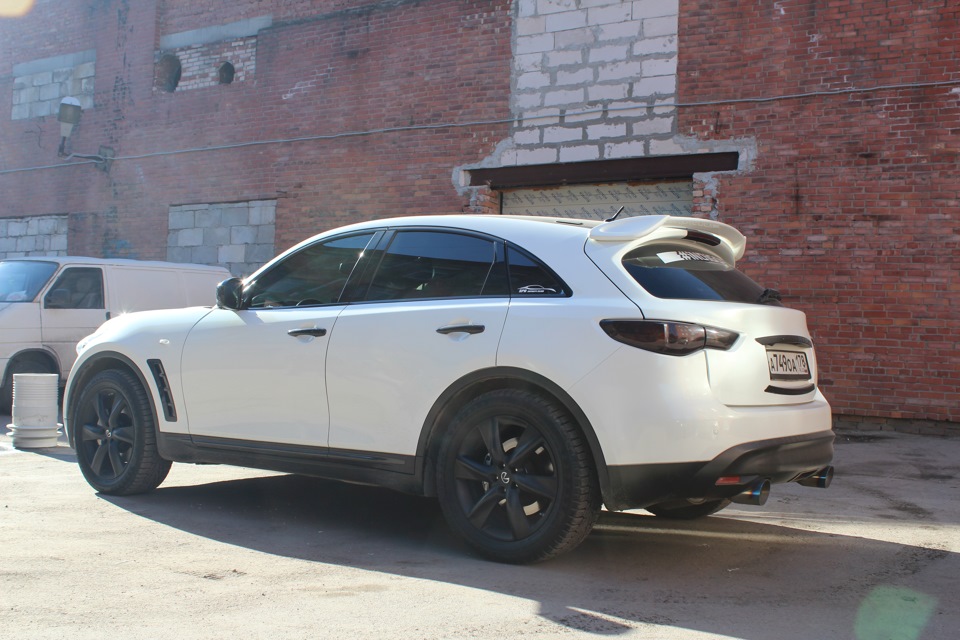 Infiniti FX 35 красные суппорта