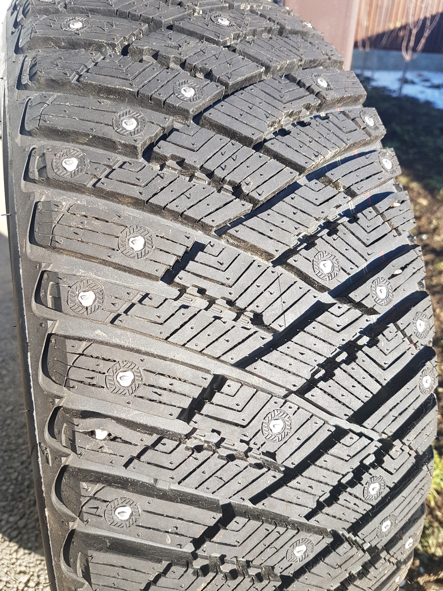 Grip ice arctic. Goodyear Ice Arctic 2. Зимняя шипованная резина Goodyear. Резина зимняя Гудиер шипованная. Форд Куга 2 на Гудиер айс Арктик.