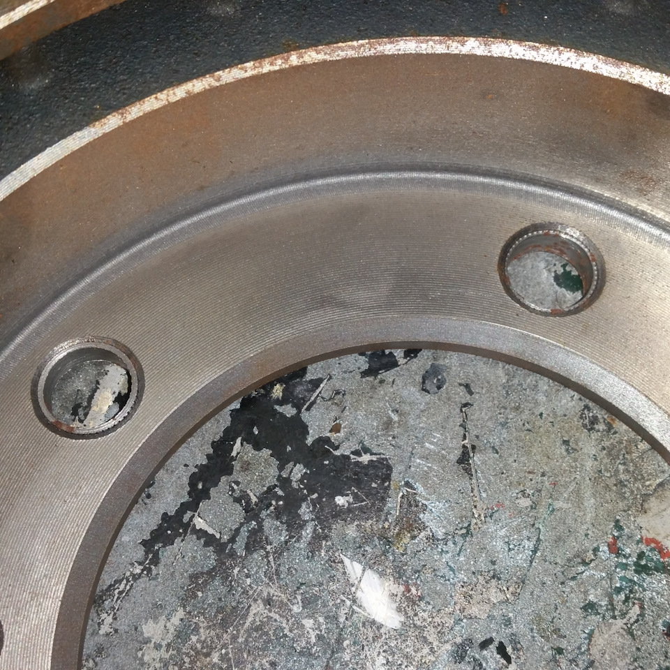 Отверстия под шпильки уже завтулены под наши шпильки 12мм, у Соболя шпильки 14мм, при беглом сравнении кроме втулок больше не нашёл отличий от стокового соболиного диска, но это совсем другая история. — Chevrolet Niva (1G)