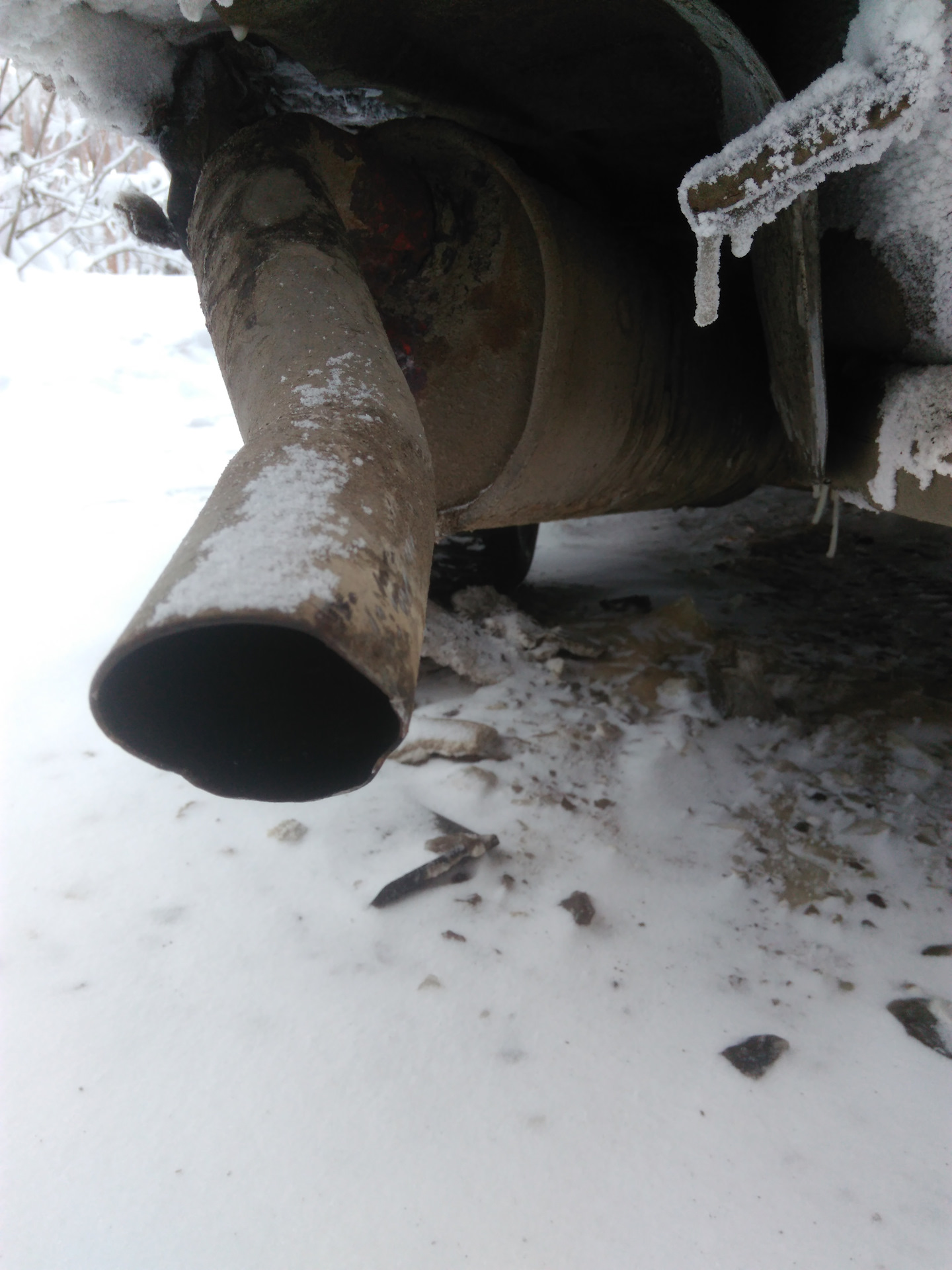 конденсат замерз в глушителе. замерз выхлоп. конденсат из выхлопной трубы зимой автомобиля. может ли замерзнуть выхлопная труба. может ли замерзнуть выхлопная труба.