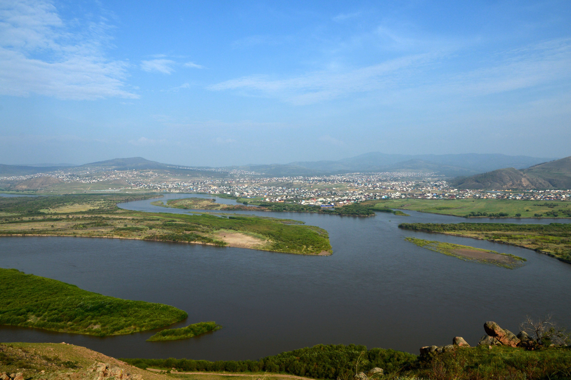 Улан удэ расположен на реке. Река Селенга в Бурятии. Река уда в Улан-Удэ. Река Селенга Бурятия вид сверху. Река Селенга вид сверху.