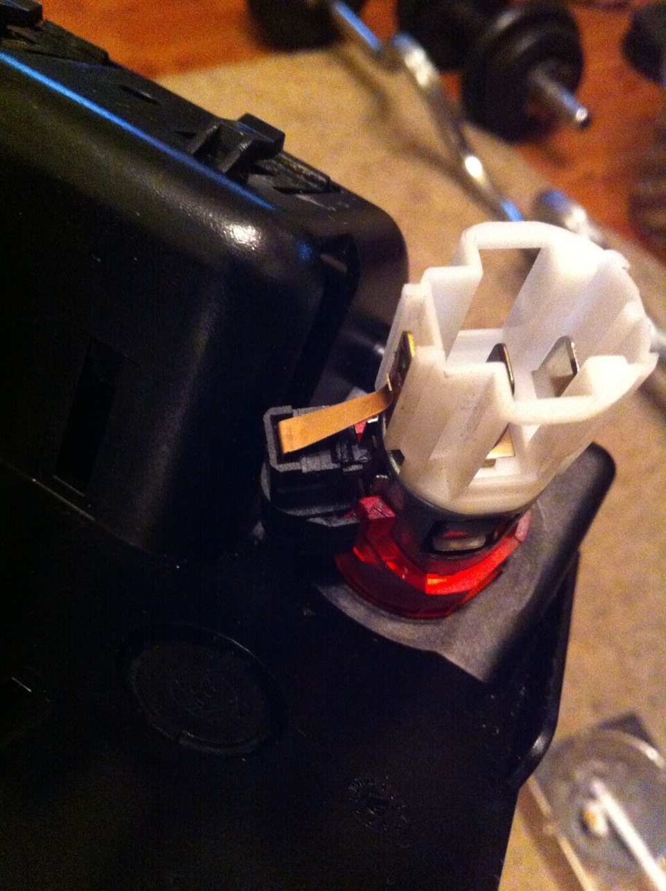 Замена лампочки в прикуривателе + покраска рамки ручки кпп — Volkswagen ...