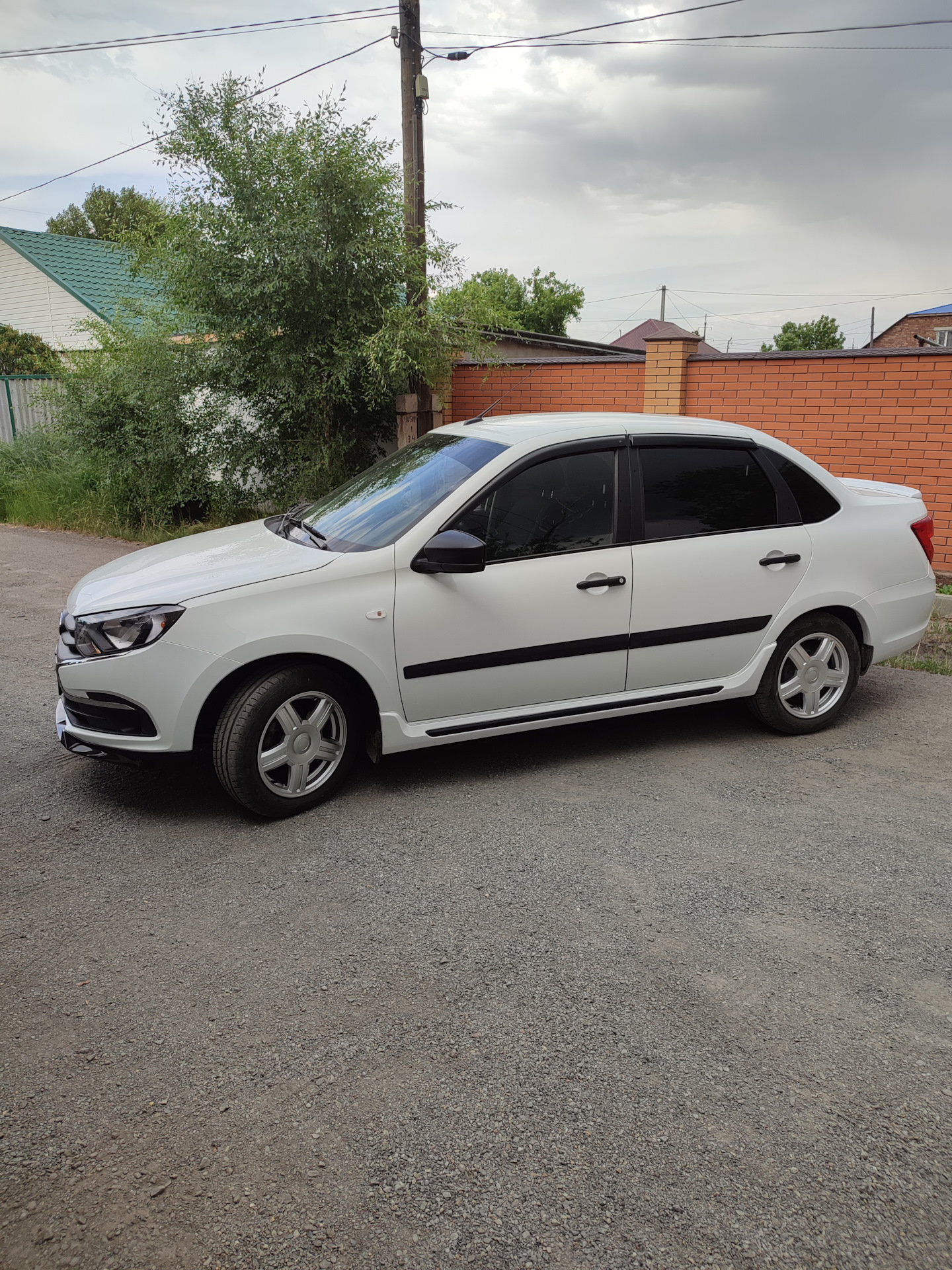 Установка губы и порогов — Lada Гранта (2G) FL, 1,6 л, 2020 года ...